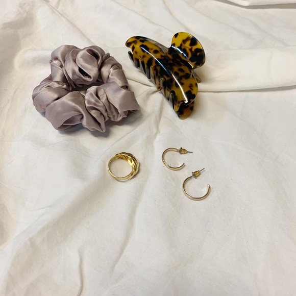 Jewelry - Vintage Everyday Hoops 💫